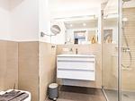Badezimmer 2: Regendusche, WC, Haartrockner - FeWo Meerzeit in PRORA - 2.42 - Top-Hundeurlaub