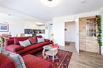 Wohnzimmer: Schlafsofa und Sessel, TV, Essbereich, Zugang zum Balkon - FeWo Seemelodie in PRORA - 9.43 - Top-Hundeurlaub