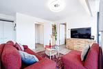 Wohnzimmer: Schlafsofa und Sessel, TV, Essbereich, Zugang zum Balkon - FeWo Seemelodie in PRORA - 9.43 - Top-Hundeurlaub
