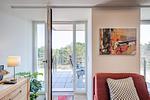Wohnzimmer: Schlafsofa und Sessel, TV, Essbereich, Zugang zum Balkon - FeWo Seemelodie in PRORA - 9.43 - Top-Hundeurlaub
