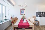 Wohnzimmer: Schlafsofa und Sessel, TV, Essbereich, Zugang zum Balkon - FeWo Seemelodie in PRORA - 9.43 - Top-Hundeurlaub