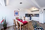 Wohnzimmer: Schlafsofa und Sessel, TV, Essbereich, Zugang zum Balkon - FeWo Seemelodie in PRORA - 9.43 - Top-Hundeurlaub