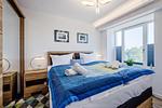 Schlafzimmer: Boxspringdoppelbett (180 x 200), TV, Kleiderschrank, Safe - FeWo Seemelodie in PRORA - 9.43 - Top-Hundeurlaub