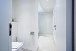 Badezimmer: Regendusche, WC, Haartrockner - FeWo Seemelodie in PRORA - 9.43 - Top-Hundeurlaub
