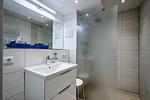 Badezimmer: Regendusche, WC, Haartrockner - FeWo Seemelodie in PRORA - 9.43 - Top-Hundeurlaub