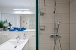 Badezimmer: Regendusche, WC, Haartrockner - FeWo Seemelodie in PRORA - 9.43 - Top-Hundeurlaub