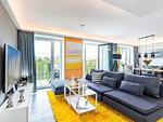 Wohnzimmer: Sofa, TV, Zugang zum Balkon - FeWo Malanya Dachterrasse in PRORA - 4.52 - Top-Hundeurlaub