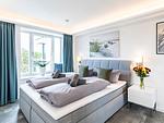 Schlafzimmer 1: Doppelbett (180x200), TV, Insektenschutz - FeWo Malanya Dachterrasse in PRORA - 4.52 - Top-Hundeurlaub