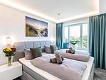 Schlafzimmer 2: Doppelbett (180x200), TV, Insektenschutz - FeWo Malanya Dachterrasse in PRORA - 4.52 - Top-Hundeurlaub