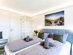 Schlafzimmer 2: Doppelbett (180x200), TV, Insektenschutz - FeWo Malanya Dachterrasse in PRORA - 4.52 - Top-Hundeurlaub