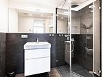 Badezimmer 2: Regendusche, WC - FeWo Malanya Dachterrasse in PRORA - 4.52 - Top-Hundeurlaub