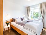 Schlafzimmer 1: Doppelbett (180x200), TV, Kleiderschrank - FeWo Oase in PRORA - 2.25 - Top-Hundeurlaub