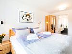Schlafzimmer 1: Doppelbett (180x200), TV, Kleiderschrank - FeWo Oase in PRORA - 2.25 - Top-Hundeurlaub