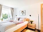 Schlafzimmer 1: Doppelbett (180x200), TV, Kleiderschrank - FeWo Oase in PRORA - 2.25 - Top-Hundeurlaub