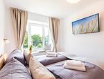 Schlafzimmer 2: 2 Einzelbetten (90x200), TV, Kleiderschrank - FeWo Oase in PRORA - 2.25 - Top-Hundeurlaub