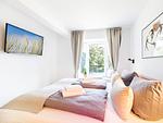 Schlafzimmer 2: 2 Einzelbetten (90x200), TV, Kleiderschrank - FeWo Oase in PRORA - 2.25 - Top-Hundeurlaub