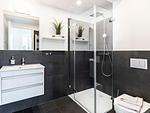 Badezimmer 1: Regendusche, WC, Haartrockner - FeWo Oase in PRORA - 2.25 - Top-Hundeurlaub