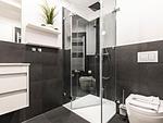 Badezimmer 1: Regendusche, WC, Haartrockner - FeWo Oase in PRORA - 2.25 - Top-Hundeurlaub