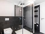 Badezimmer 2: Regendusche, WC, Haartrockner - FeWo Oase in PRORA - 2.25 - Top-Hundeurlaub