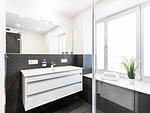 Badezimmer 2: Regendusche, WC, Haartrockner - FeWo Oase in PRORA - 2.25 - Top-Hundeurlaub