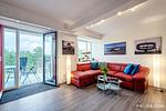 Wohn/Essbereich: Couch und Sessel, TV, Zugang zum Balkon - FeWo Strandidyll in PRORA - 9.31 - Top-Hundeurlaub