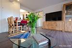 Wohn/Essbereich: Couch und Sessel, TV, Zugang zum Balkon - FeWo Strandidyll in PRORA - 9.31 - Top-Hundeurlaub