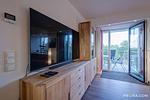 Wohn/Essbereich: Couch und Sessel, TV, Zugang zum Balkon - FeWo Strandidyll in PRORA - 9.31 - Top-Hundeurlaub