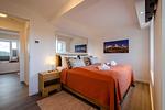 Schlafzimmer 1: Doppelbett (180x200), TV, Zugang zum Balkon - FeWo Strandidyll in PRORA - 9.31 - Top-Hundeurlaub