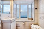 Badezimmer 1: Dusche (Rainshower), Haartrockner, WC - FeWo Strandidyll in PRORA - 9.31 - Top-Hundeurlaub
