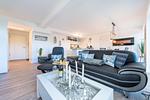 Wohn/Essbereich: Sofa, Sitzbereich, Essbereich, TV, Elektrokamin, Zugang zum Balkon - FeWo Meerlust in PRORA - 4.42 - Top-Hundeurlaub