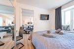 Schlafzimmer 1: Doppelbett (160x200), Kleiderschrank, Smart-TV, Schreibtisch - FeWo Meerlust in PRORA - 4.42 - Top-Hundeurlaub