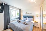 Schlafzimmer 1: Doppelbett (160x200), Kleiderschrank, Smart-TV, Schreibtisch - FeWo Meerlust in PRORA - 4.42 - Top-Hundeurlaub