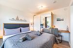 Schlafzimmer 1: Doppelbett (160x200), Kleiderschrank, Smart-TV, Schreibtisch - FeWo Meerlust in PRORA - 4.42 - Top-Hundeurlaub