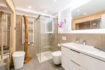 Badezimmer 1: Regendusche, WC, Haartrockner - FeWo Meerlust in PRORA - 4.42 - Top-Hundeurlaub