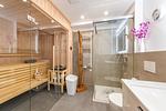 Badezimmer 1: Regendusche, WC, Haartrockner - FeWo Meerlust in PRORA - 4.42 - Top-Hundeurlaub
