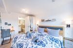 Schlafzimmer 2: Doppelbett (180x200), Smart-TV, Kleiderschrank, Schreibtisch - FeWo Meerlust in PRORA - 4.42 - Top-Hundeurlaub