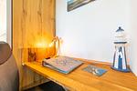 Schlafzimmer 1: Schreibtisch - FeWo Meerlust in PRORA - 4.42 - Top-Hundeurlaub