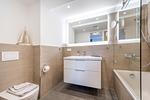 Badezimmer 2: Badewanne mit Dusche, WC, Haartrockner - FeWo Meerlust in PRORA - 4.42 - Top-Hundeurlaub