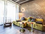 Wohn/Essbereich: Sofa, Sitzbereich, Essbereich, TV, Zugang zur Terrasse - FeWo strandoffice in PRORA - 8.06 - Top-Hundeurlaub