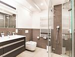 Badezimmer: Regendusche, WC, Waschbecken, Haartrockner - FeWo strandoffice in PRORA - 8.06 - Top-Hundeurlaub