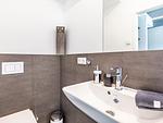 Badezimmer: Regendusche, WC, Waschbecken, Haartrockner - FeWo strandoffice in PRORA - 8.06 - Top-Hundeurlaub