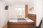 Schlafzimmer »Meer« Doppelbett (180x200), Kleiderschrank, TV - FeWo MeerSonneWind in PRORA - 9.35 - Top-Hundeurlaub