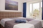 Schlafzimmer »Wind« Doppelbett (180x200), Kleiderschrank, TV - FeWo MeerSonneWind in PRORA - 9.35 - Top-Hundeurlaub
