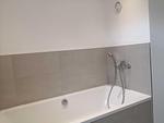 Badezimmer 1: Badewanne, WC, Kosmetikspiegel und Föhn - FeWo MeerSonneWind in PRORA - 9.35 - Top-Hundeurlaub