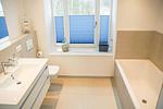 Badezimmer 1: Badewanne, WC, Kosmetikspiegel und Föhn - FeWo MeerSonneWind in PRORA - 9.35 - Top-Hundeurlaub