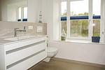 Badezimmer 2: Regendusche, WC, Kosmetikspiegel - FeWo MeerSonneWind in PRORA - 9.35 - Top-Hundeurlaub