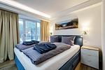 Schlafzimmer 1: Boxspringdoppelbett (180 x 200), TV, Zugang zum Balkon - FeWo Sandburg in PRORA - 9.01 - Top-Hundeurlaub