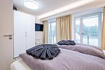 Schlafzimmer 1: Boxspringdoppelbett (180 x 200), TV, Zugang zum Balkon - FeWo Sandburg in PRORA - 9.01 - Top-Hundeurlaub
