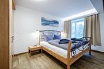 Schlafzimmer 2: Doppelbett (180 x 200), TV - FeWo Sandburg in PRORA - 9.01 - Top-Hundeurlaub