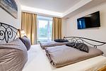 Schlafzimmer 2: Doppelbett (180 x 200), TV - FeWo Sandburg in PRORA - 9.01 - Top-Hundeurlaub